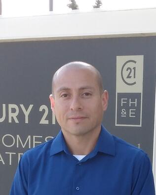 Headshot of Mauro Valdivia