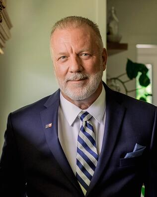 Headshot of Stephen Thompson