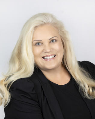 Headshot of Lora Shumate