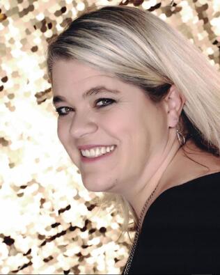 Headshot of Amee Carr