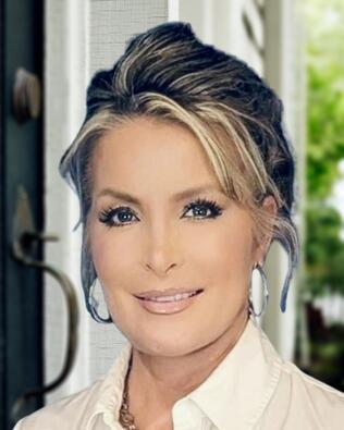 Headshot of Lynn Smith