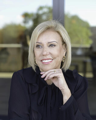 Headshot of Lenise De Carvalho
