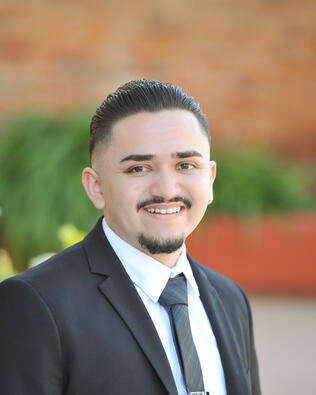 Headshot of Christopher Munoz