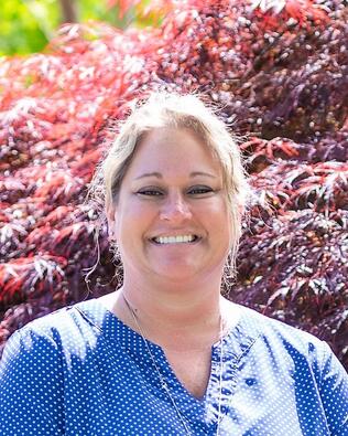 Headshot of Angie Mullins