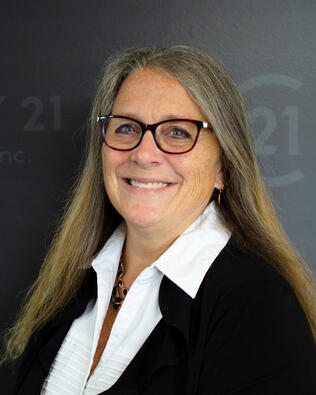 Headshot of Lisa Biggins