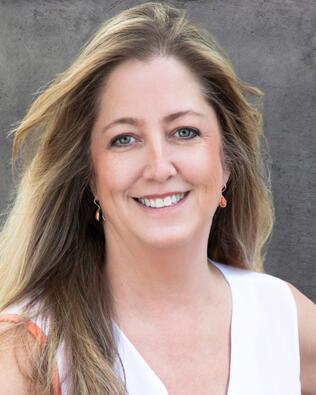 Headshot of Lisa Kinne