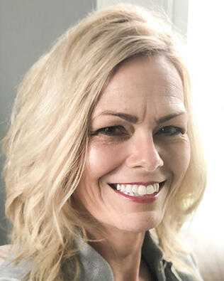 Headshot of Leslie Hetherington