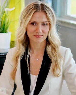 Headshot of Marinela Demolli