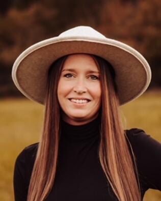 Headshot of Courtney Stott