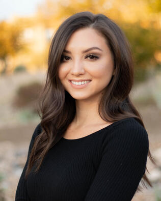 Headshot of Elle Istrate
