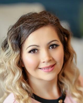 Headshot of Tracy Lynn