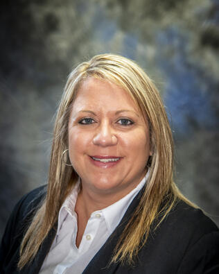 Headshot of Kelly Benzinger