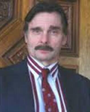 Headshot of Lance Rozell
