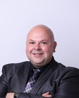 Headshot of Victor Ayala