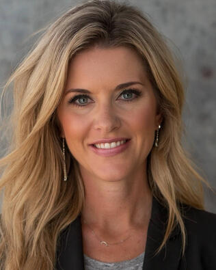 Headshot of Kelli Taylor