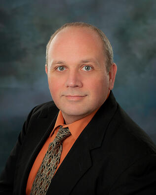 Headshot of Geoffrey Leach