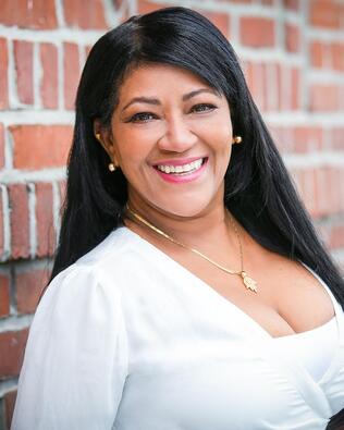 Headshot of Cristina Mendez