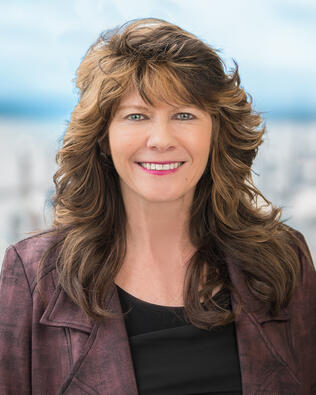 Headshot of Ruth Toth