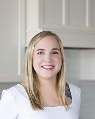 Headshot of Erin Flores