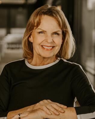 Headshot of Dawn Esaman