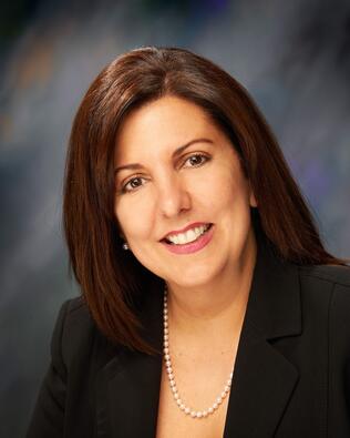 Headshot of Gloria Summa