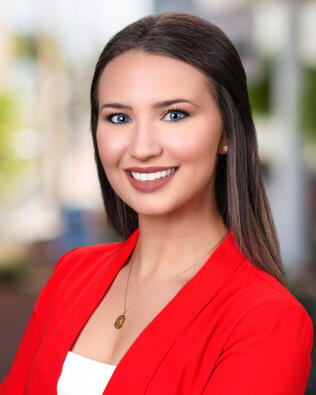 Headshot of Laura Augustinos