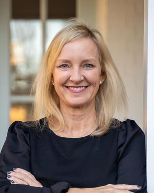 Headshot of Angie Mitchell