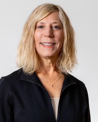 Headshot of Jane Mayer