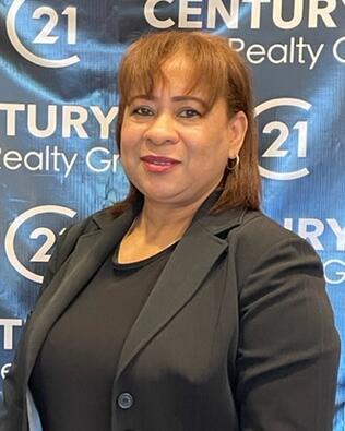 Headshot of Carmen Baez