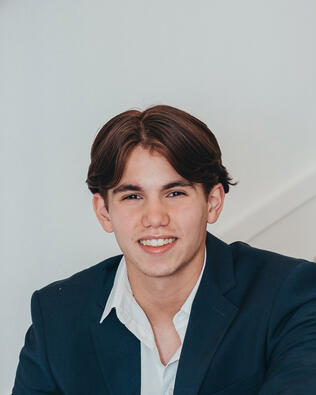 Headshot of Santiago Mediavilla
