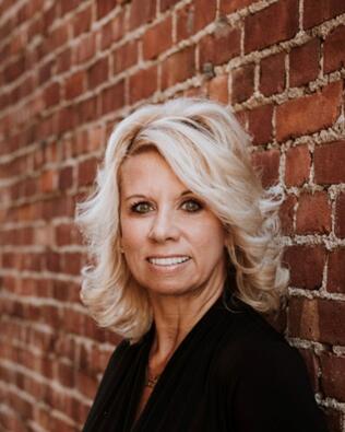 Headshot of Carrie Henry