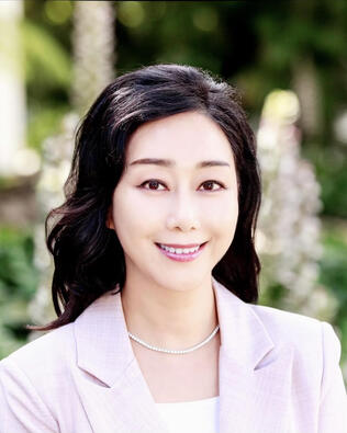 Headshot of Esther Lee