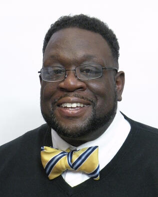 Headshot of Derrick Robinson