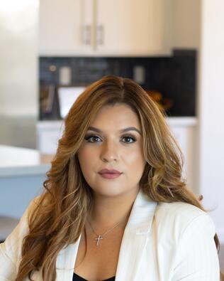 Headshot of Annette Velasquez