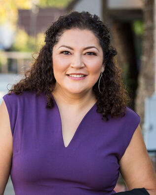 Headshot of Ana De Leon