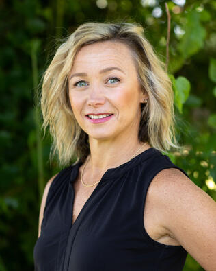 Headshot of Jennifer Collins