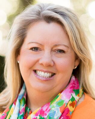 Headshot of Liz Wall-Braeunert
