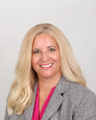 Headshot of Lynn Roberts