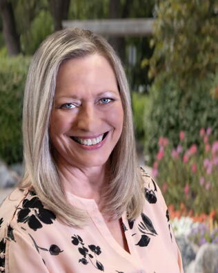 Headshot of Gloria Mangum
