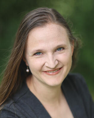 Headshot of Lois Kendall