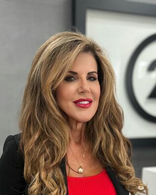 Headshot of Vivianne Del Vecchio