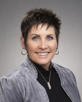 Headshot of Leslie Ramsey