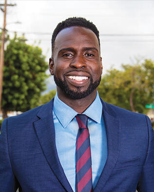 Headshot of Idris Akande