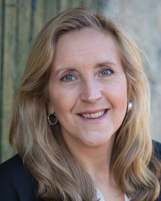 Headshot of Dagmar Ryan