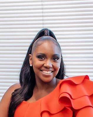 Headshot of Lindsey Taylor