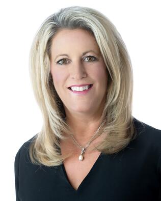 Headshot of Lora Mahnke