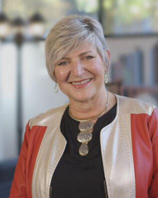 Headshot of Launa Klimowicz