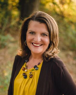 Headshot of Elaine Holliday