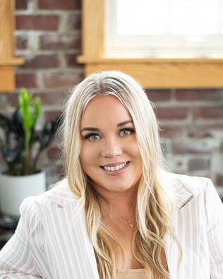 Headshot of Tracy Spradling