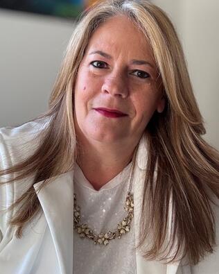 Headshot of Amanda Camargo